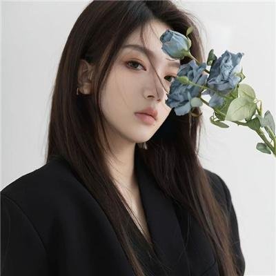 别惹那个抱玩偶的,她打架贼凶